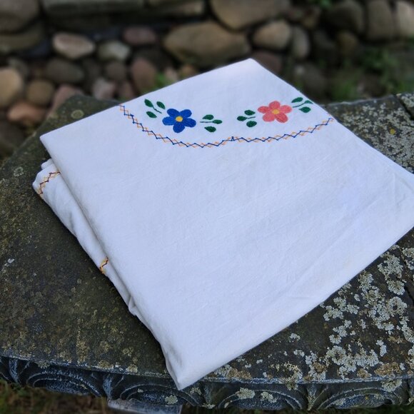 Rectangular Tablecloth White with Embroidered flowers 51"x48" Cottage Grandma - Picture 14 of 14